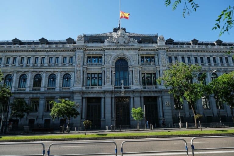 El Banco de España mantiene en un millón el déficit de viviendas en 2028 y anuncia que evaluará los decretos del Gobierno de Sánchez