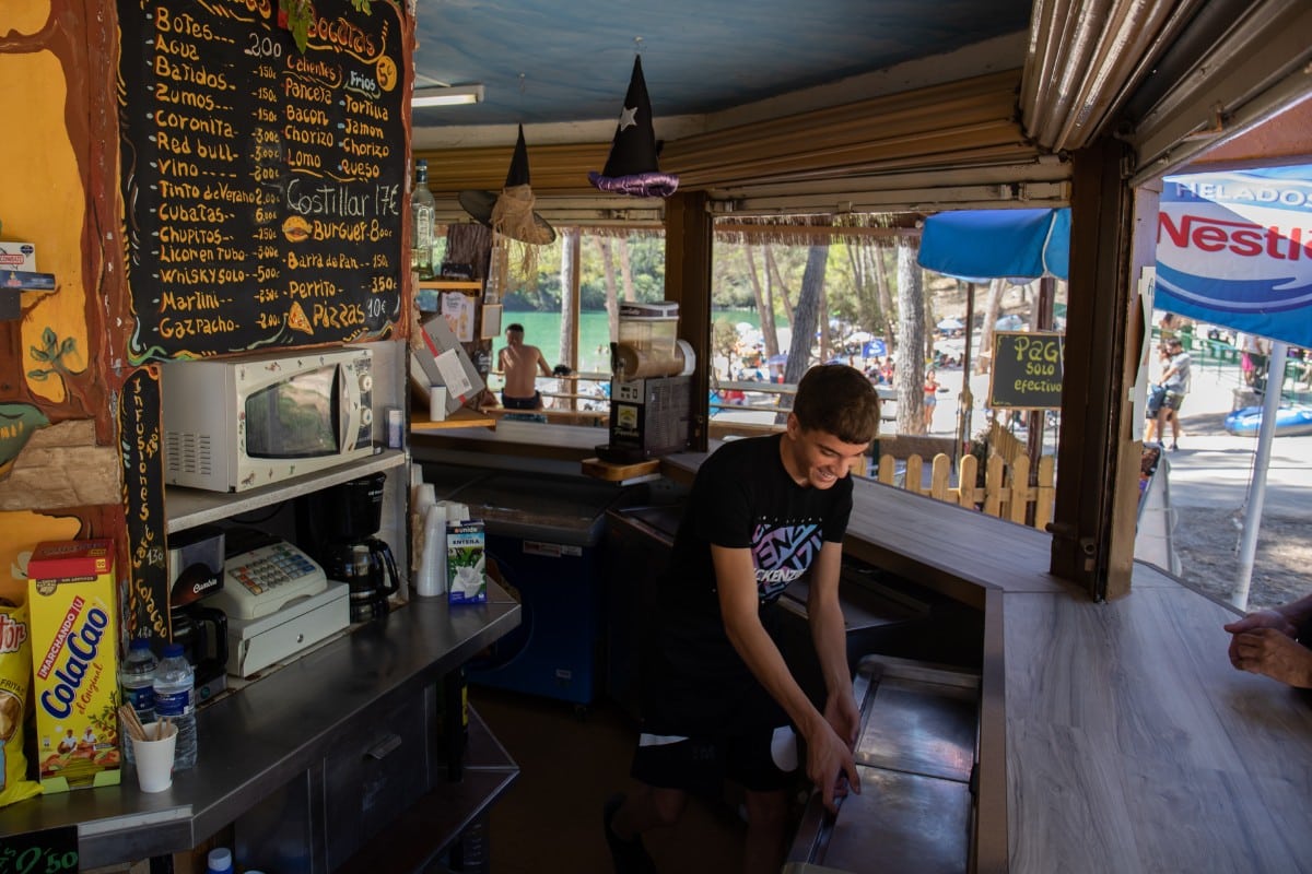 ERC presiona a 9.000 bares y restaurantes para forzar el uso del catalán pese al rechazo ciudadano