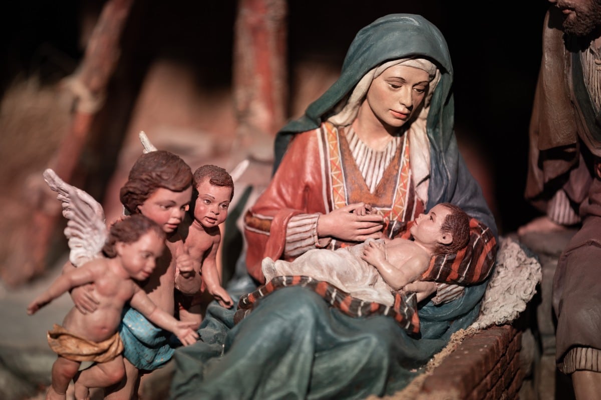 Un grupo de siete jóvenes intenta robar y destroza la Virgen del belén de Santa Coloma de Gramanet
