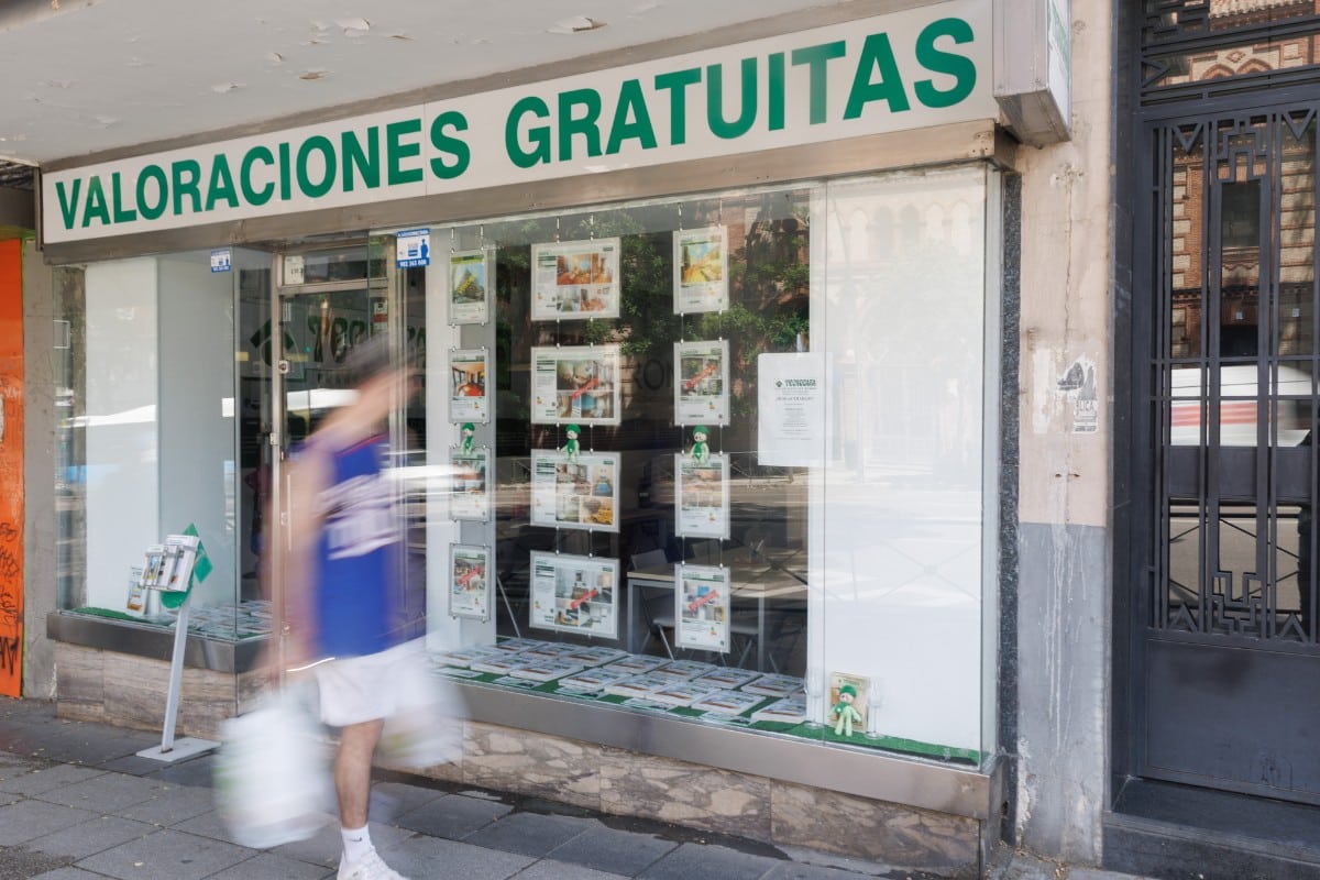 Las agencias inmobiliarias alertan sobre las listas de espera para visitar pisos en alquiler tras la disminución del 36% en la oferta