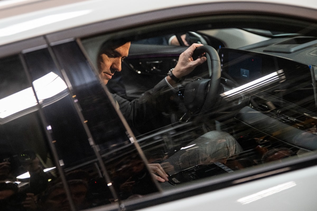 El Gobierno de Sánchez utiliza la catástrofe de Valencia para impulsar la venta de vehículos eléctricos
