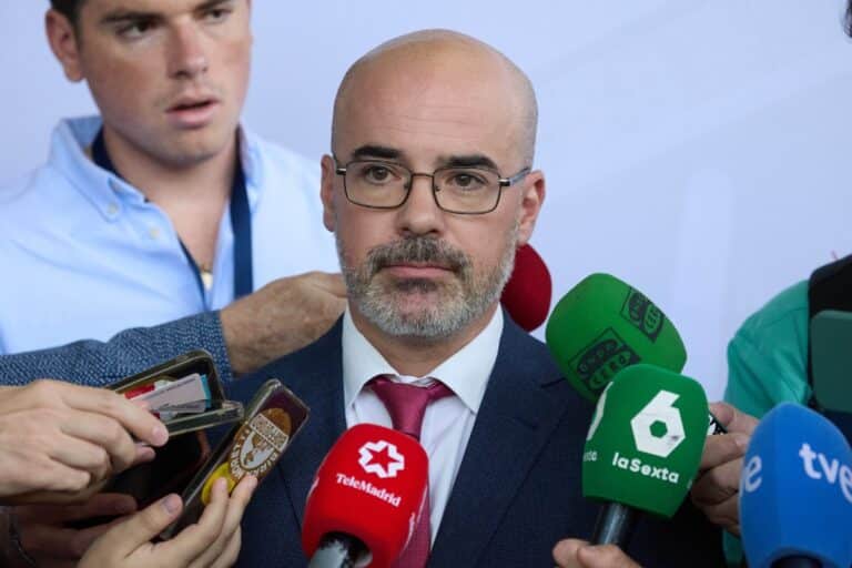 VOX presenta una querella contra el delegado del Gobierno en Madrid por permitir la acampada permanente en la Puerta del Sol