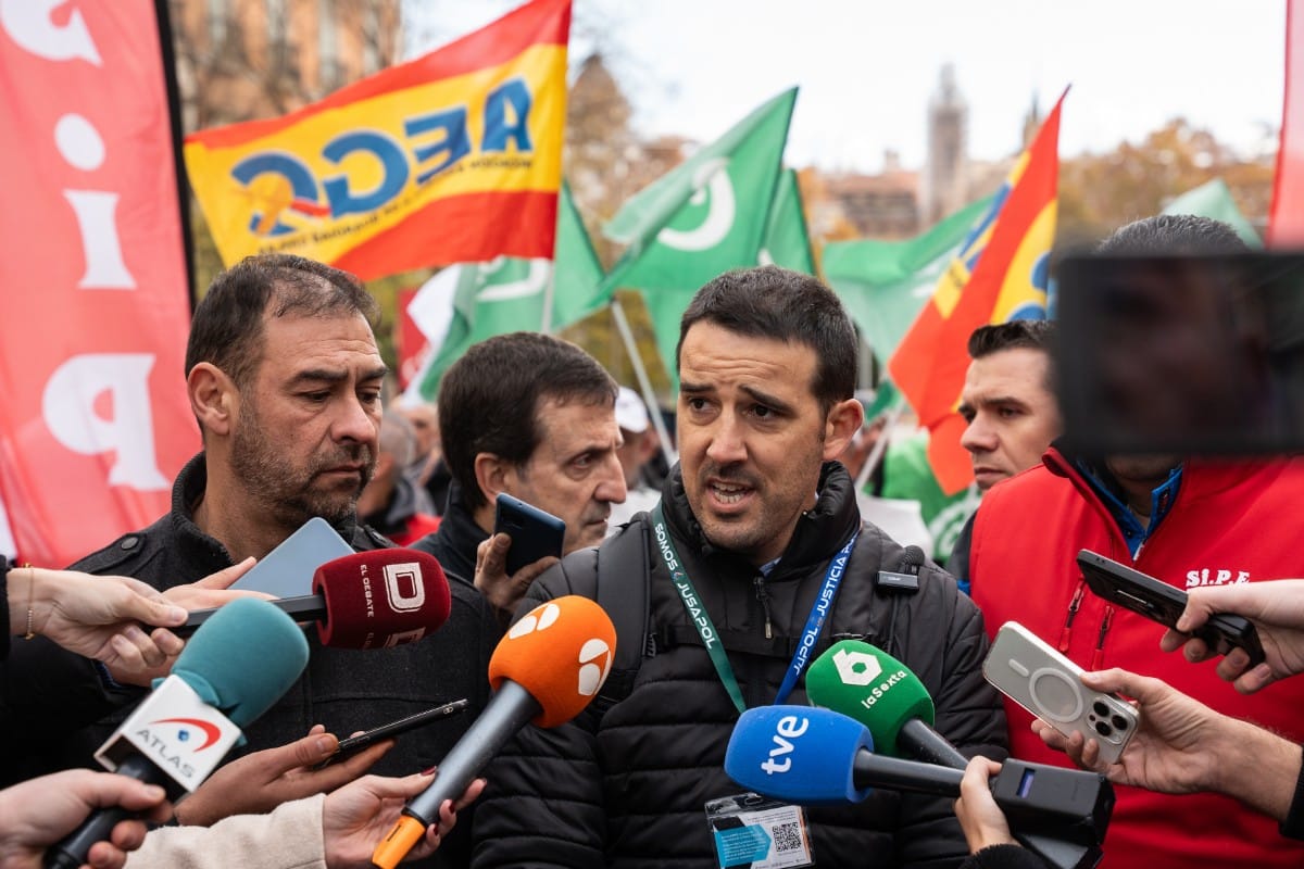 Los sindicatos policiales denuncian la hipocresía del Gobierno: «En las protestas de Ferraz sí aplican la Ley de Seguridad»