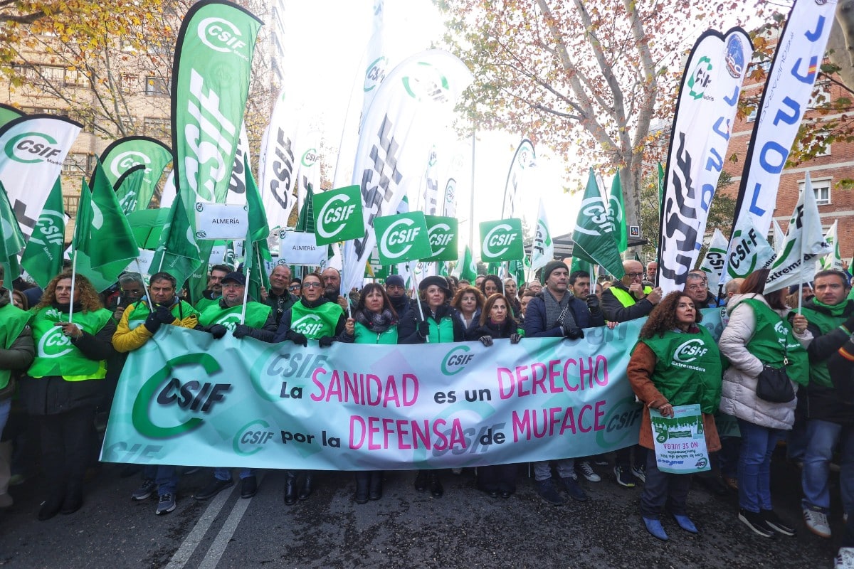 Más de 35.000 funcionarios se manifiestan en Madrid para exigir la continuidad de Muface