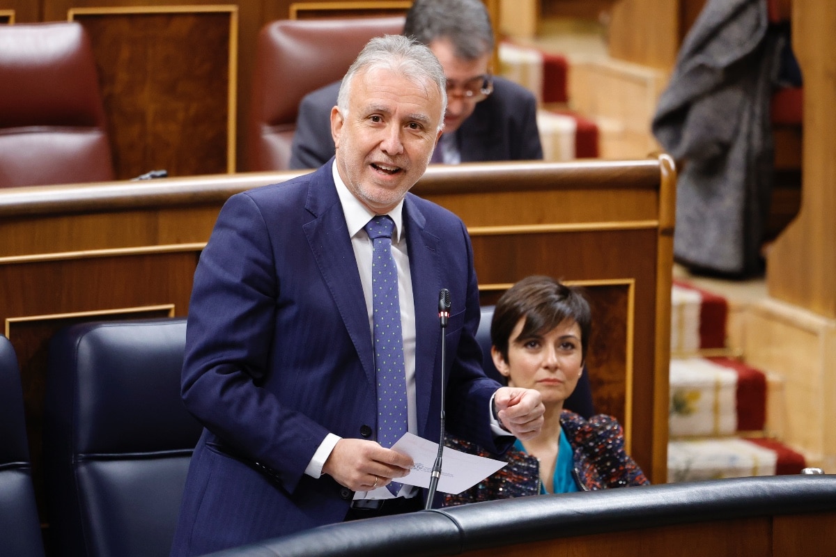 El ministro Ángel Víctor Torres: «Si los menores llegados a Canarias fuesen blancos, no habría problema en repartirlos»