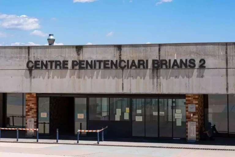Un preso magrebí agrede brutalmente a dos funcionarios de Brians 2 tras amenazarles con incendiar su celda