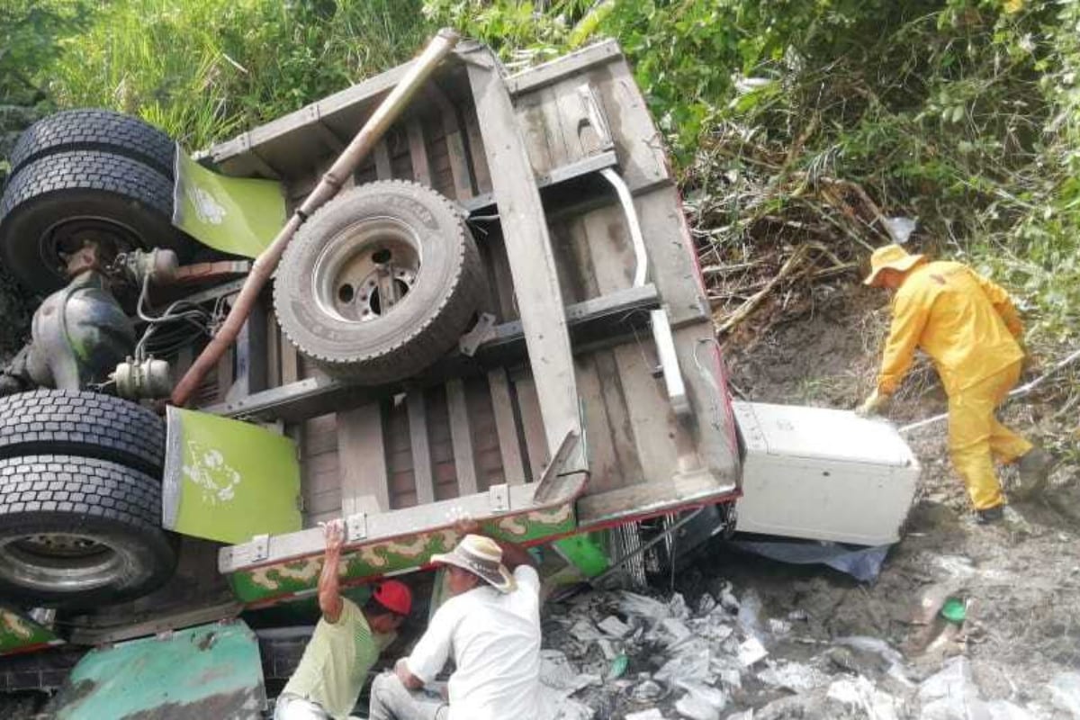 Al menos 11 muertos y 30 heridos tras la caída de un autobús por un barranco en el suroeste de Colombia