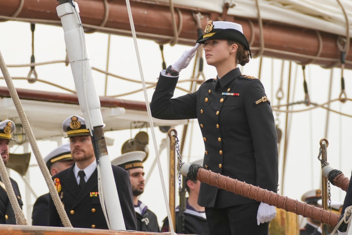 Los Reyes despiden en Cádiz a la Princesa Leonor, que zarpa en el buque escuela Juan Sebastián Elcano