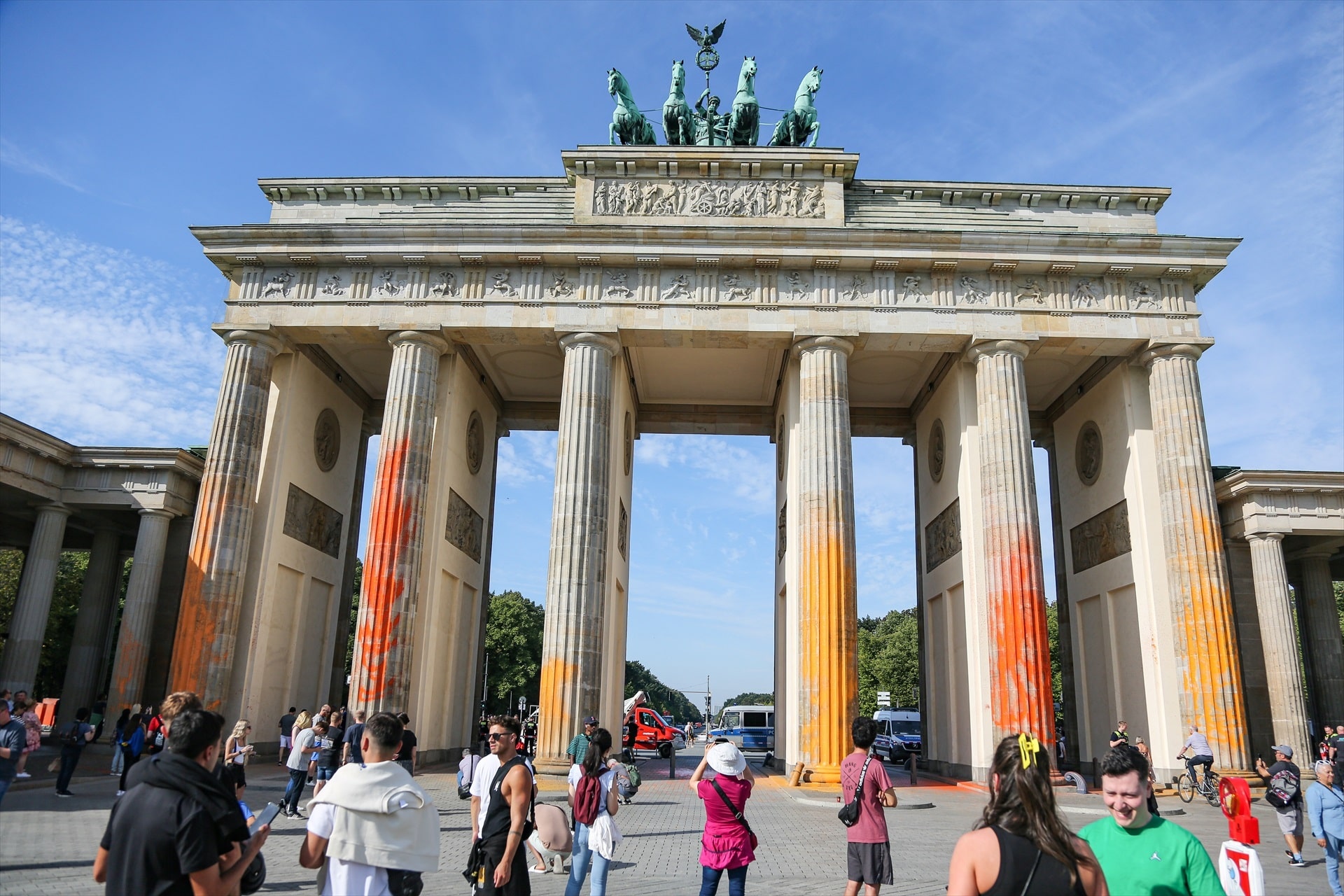 Absuelven a dos activistas climáticas que en 2023 vandalizaron la Puerta de Brandeburgo de Berlín