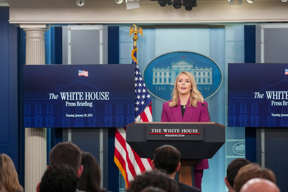 La Casa Blanca, dispuesta a apoyar el periodismo independiente: podcasters e influencers podrán obtener acreditaciones de prensa