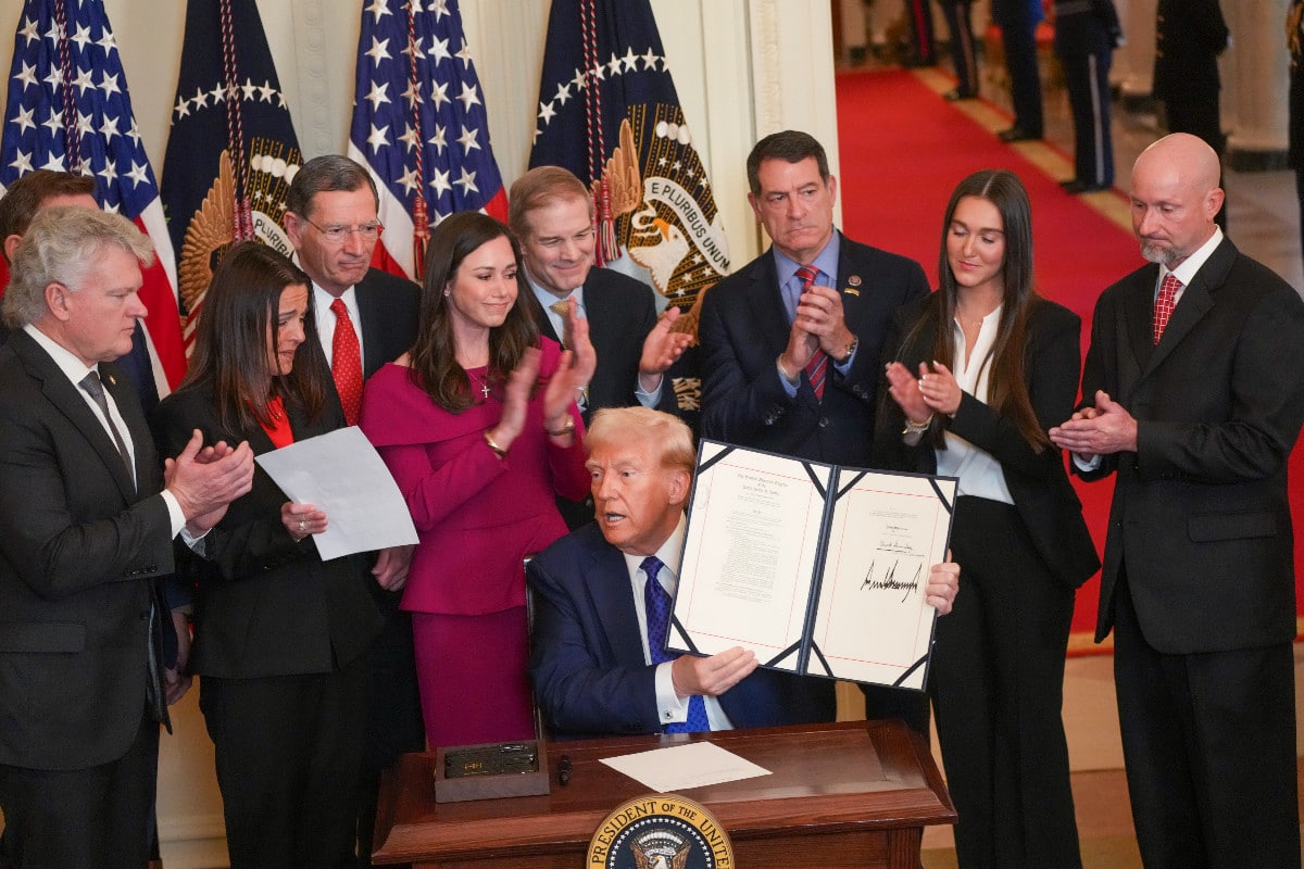 Trump firma una ley que permitirá detener a inmigrantes ilegales que hayan cometido delitos menores