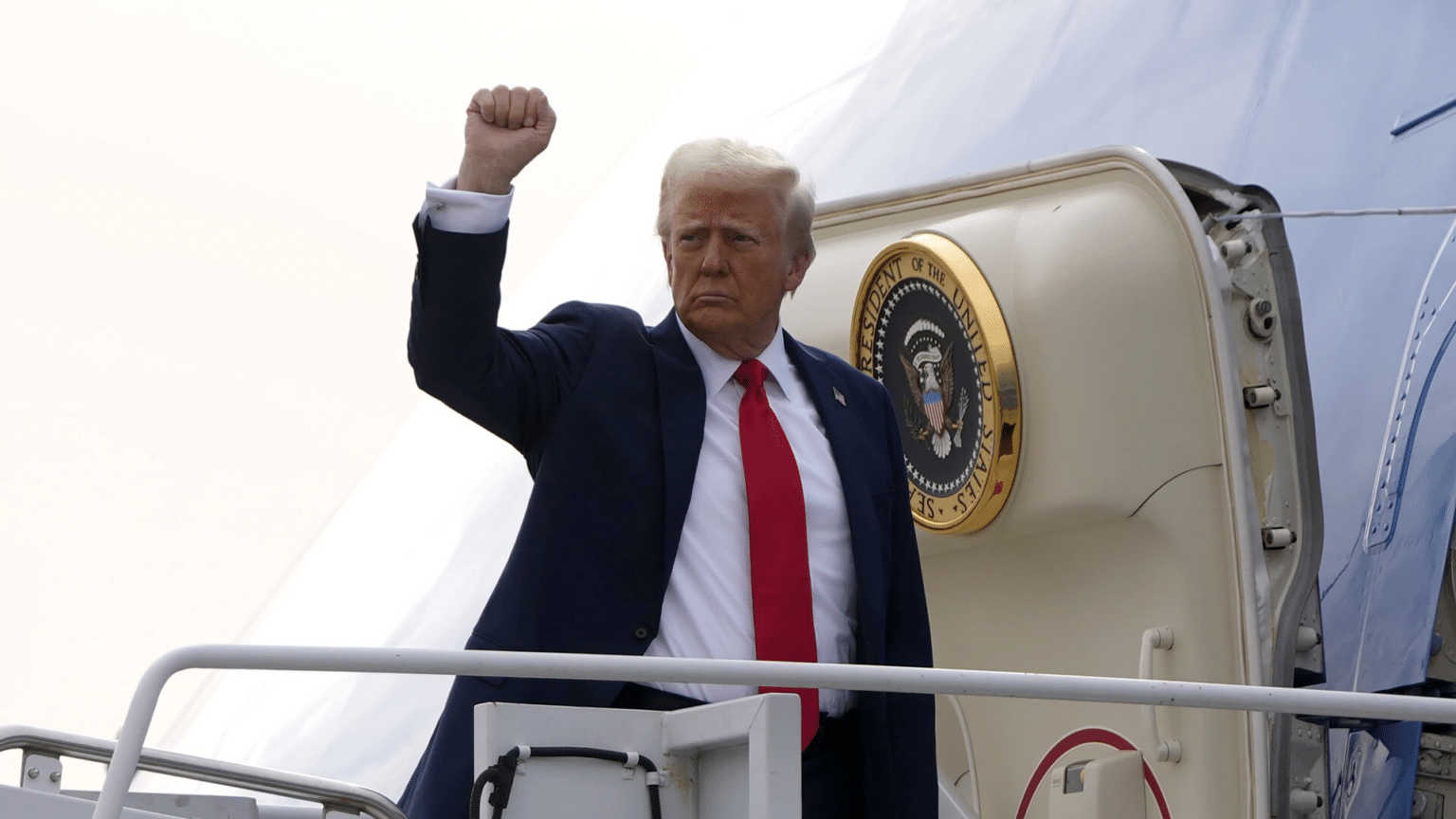 Petro acepta los términos de Trump y Colombia recibirá a sus nacionales ilegales deportados desde EE UU