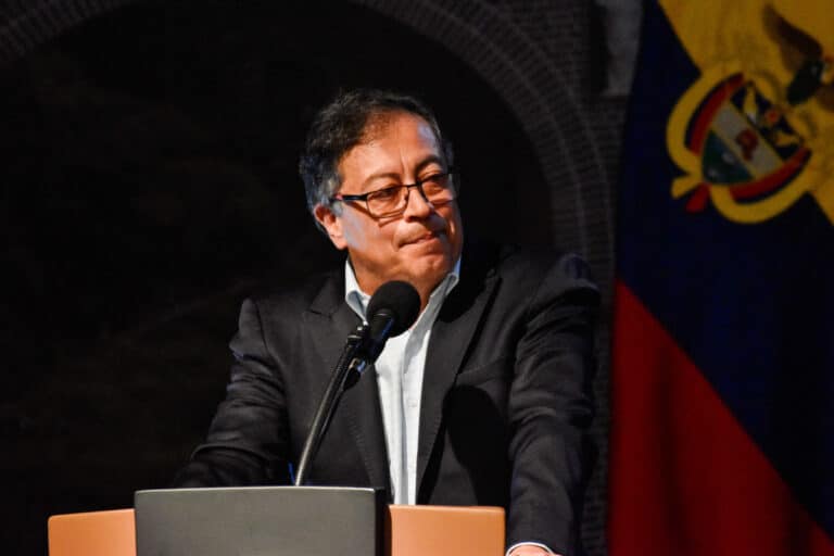 El exministro de Exteriores de Colombia Álvaro Leyva denuncia de forma pública el «problema de drogadicción» de Gustavo Petro