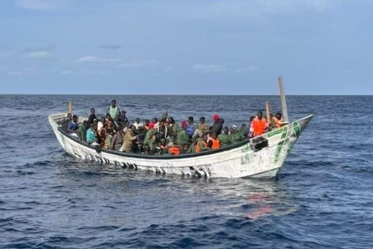De la piratería al cayuco: la ruta ilegal hacia Canarias se alimenta del saqueo de motores en el Golfo de Guinea