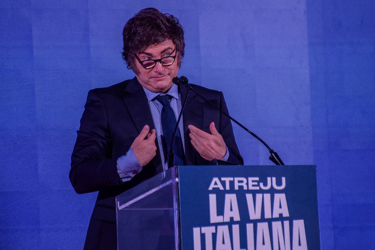 Milei denuncia que la venta de Telefónica Argentina al Grupo Clarín «generaría un monopolio» de las telecomunicaciones en el país