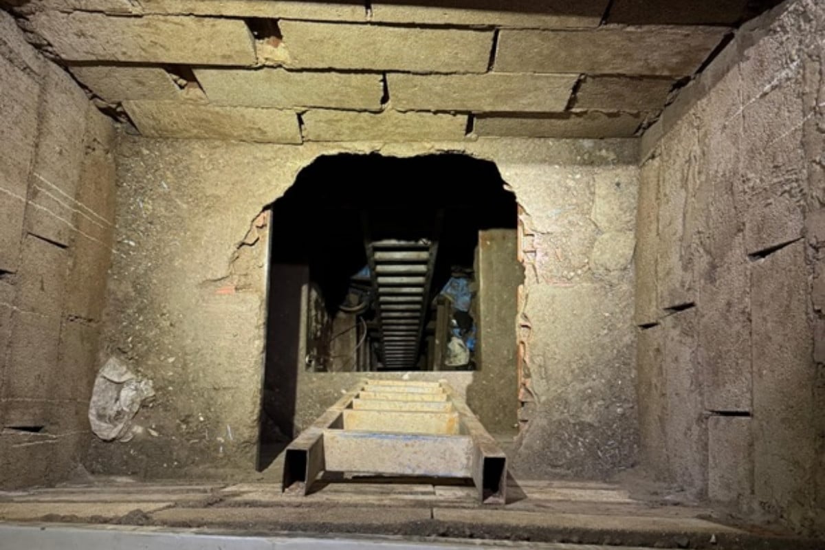La Guardia Civil inspecciona el narcotúnel de Ceuta: tiene 50 metros de galerías y 40 centímetros de ancho