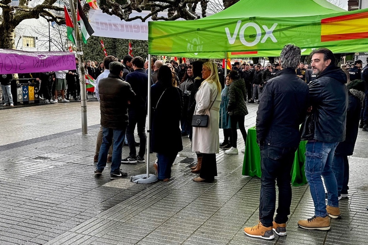 Proetarras increpan y acosan a dirigentes de VOX en Rentería tras la declaración institucional de Bildu apoyada por el PP contra su presencia en la localidad