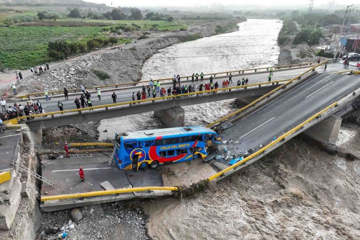 Al menos dos muertos y más de 40 heridos tras desplomarse un puente en Lima (Perú)