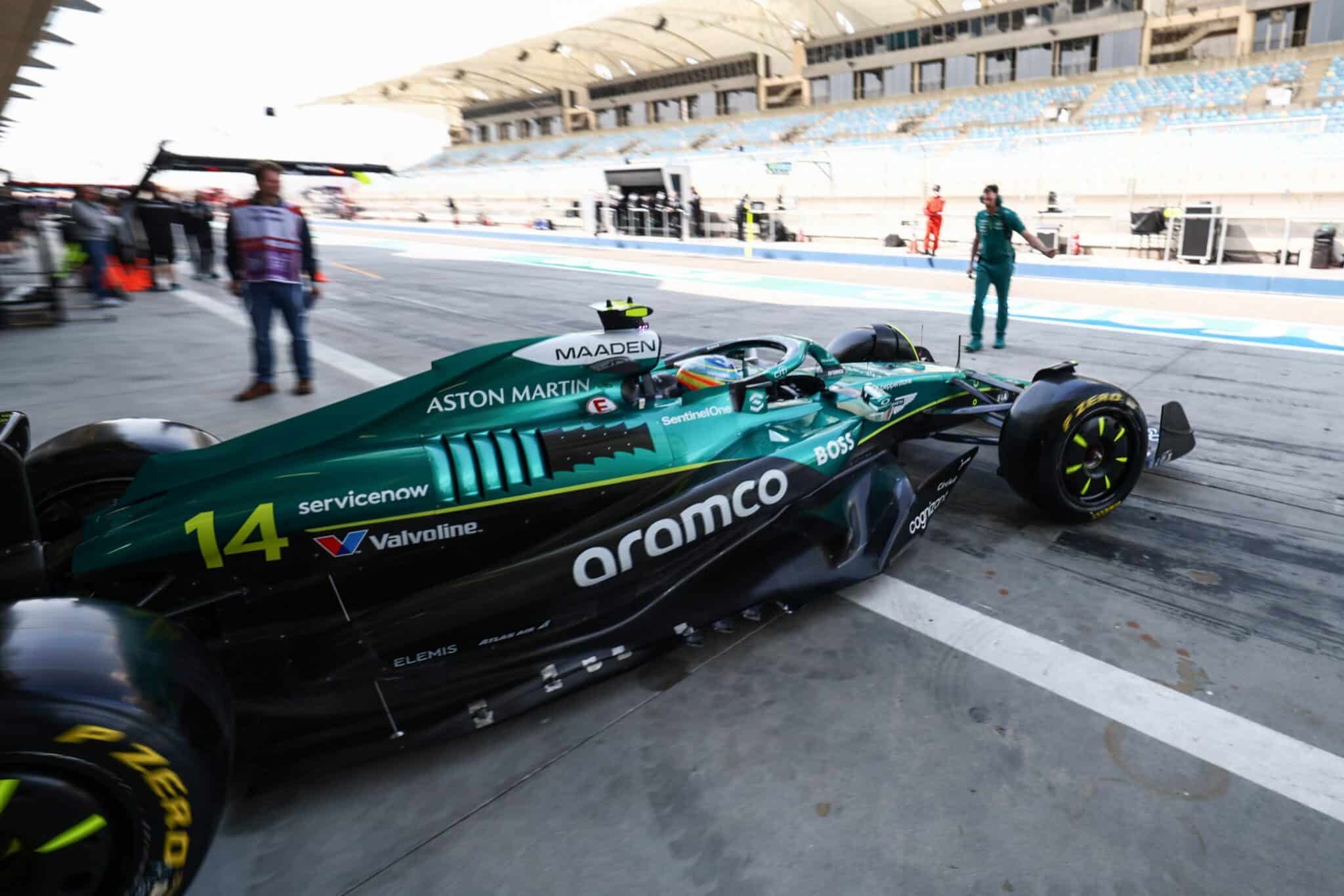 El Aston Martin de Alonso sorprende en el primer día de test: su paso por curva es similar al de McLaren y Ferrari