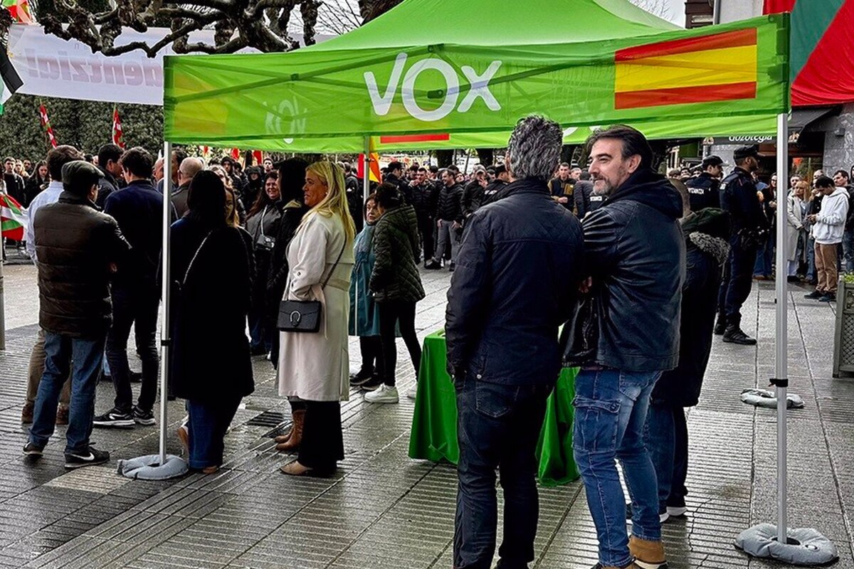 VOX se querella contra los proetarras que asediaron su mesa informativa en Rentería entre amenazas