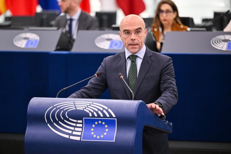 Buxadé denuncia en Bruselas el intento de Sánchez de controlar la prensa y silenciar la disidencia: «¿Qué Gobierno quiere echar periodistas del Congreso?»