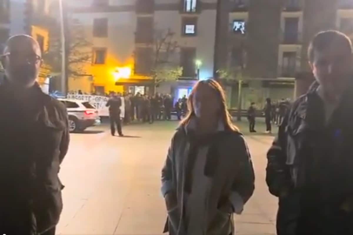 Proetarras acosan a miembros de VOX durante una mesa informativa en Lasarte (Guipúzcoa)