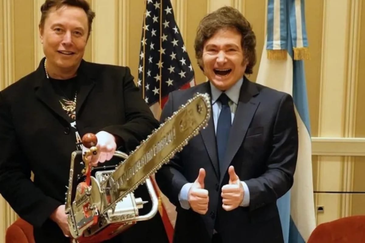 Milei le regala una motosierra a Musk durante la CPAC: «La vamos a poner en la sede de DOGE»