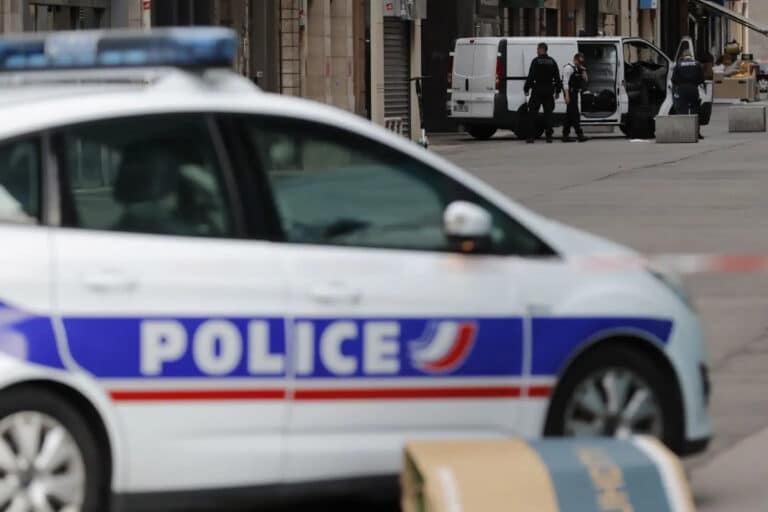 La Fiscalía francesa rechaza el agravante de racismo antiblanco en el crimen de Crépol pese a los testimonios de «venimos a apuñalar blancos»