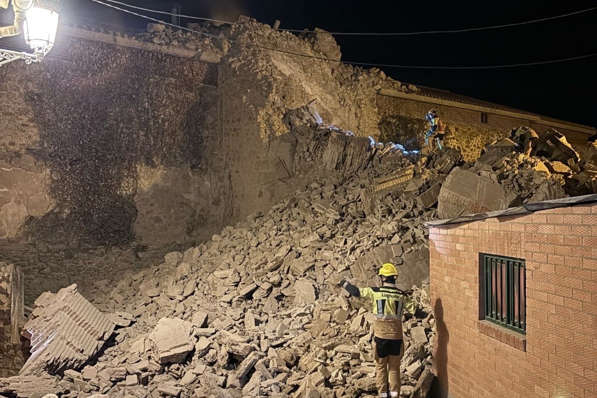 Más de una decena de viviendas desalojadas tras el derrumbe de la torre de la iglesia de Viguera (La Rioja)