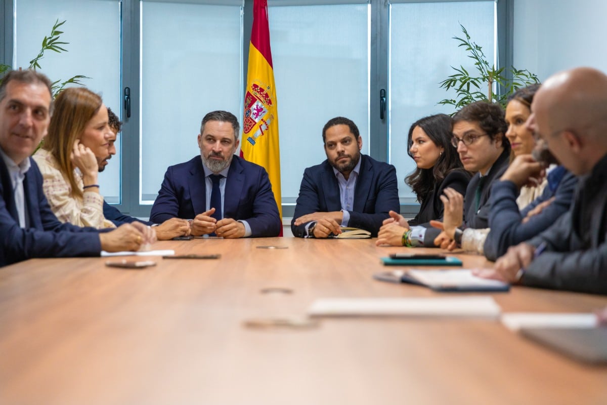 VOX insiste al PP que no aprobará ningún presupuesto regional si no hay una «ruptura explícita» con los pactos de Bruselas para la inmigración masiva y la «dictadura climática»