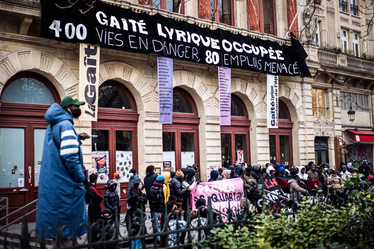 La Policía francesa expulsa a los inmigrantes ilegales del teatro ‘woke’ de París tras tres meses y entre críticas de la izquierda