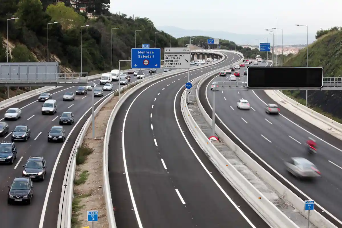 La DGT estudia formas de sancionar a quien circule solo en su vehículo: «El futuro será compartido o no será»