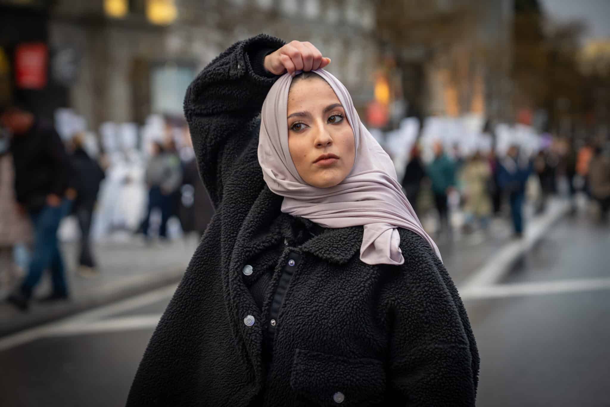 Una organización patriota se infiltra en el 8M con hiyabs y mensajes a favor del Islam para «demostrar que el feminismo es cómplice»