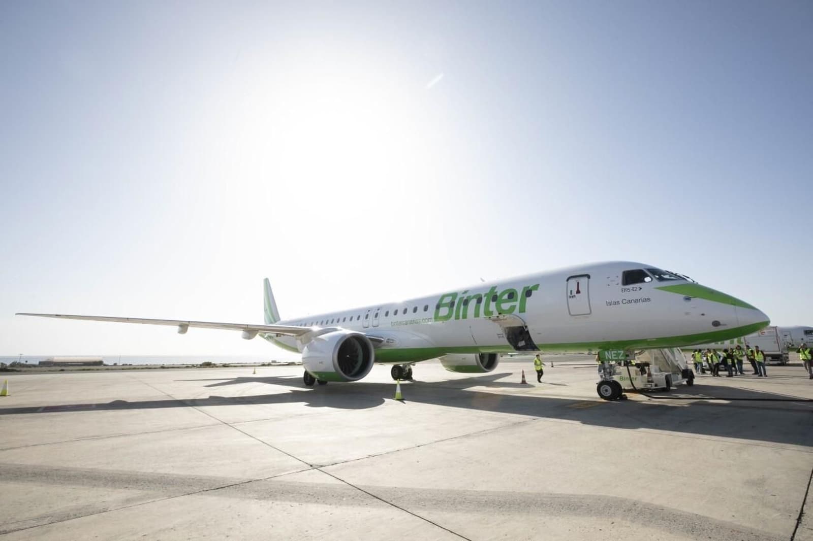Una ONG de Tenerife paga el viaje en avión a Barcelona a dos inmigrantes ilegales gambianos sin documentación