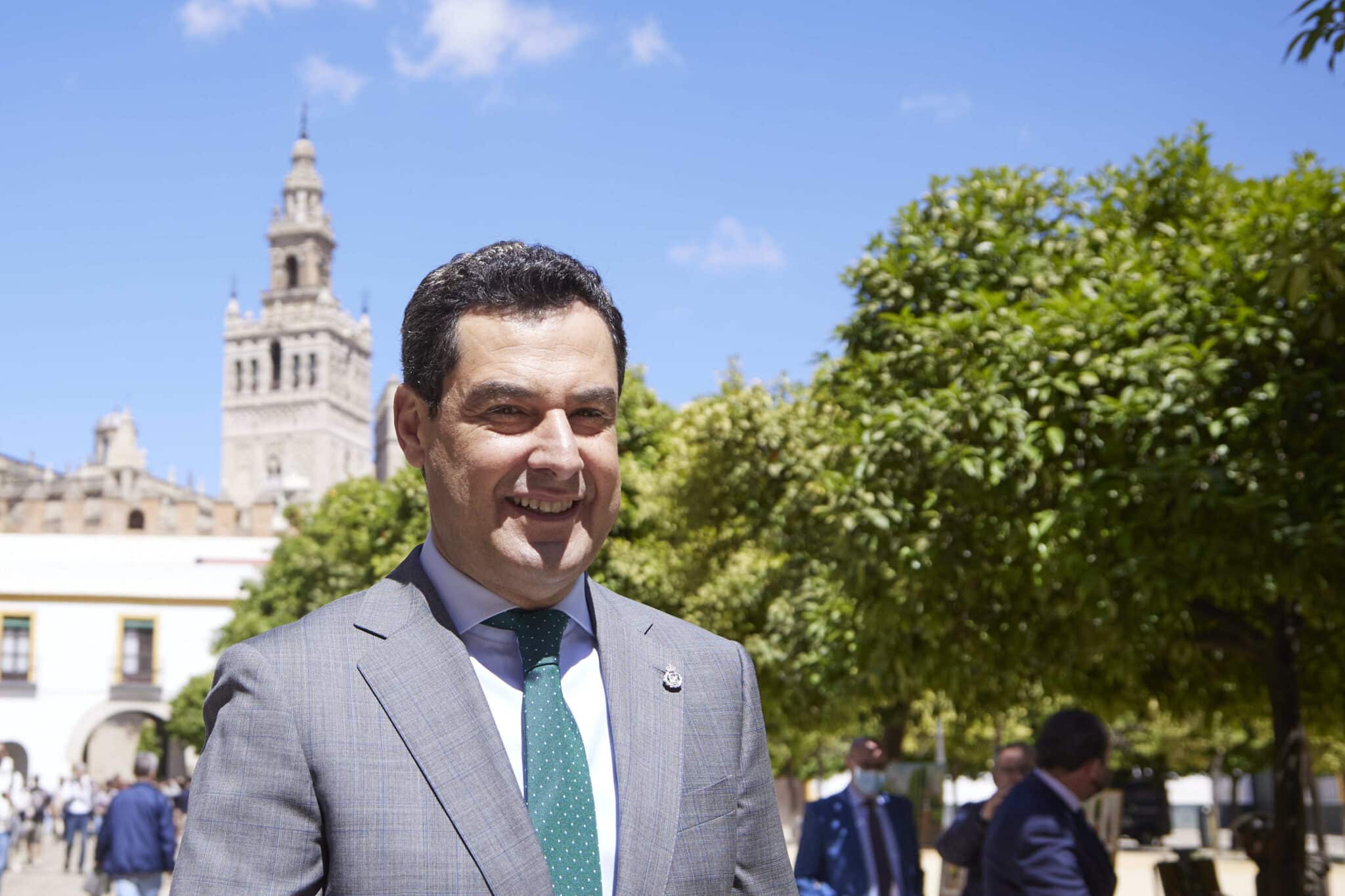 La Junta de Andalucía (PP) destina 1,2 millones en ayudas de 200 euros a extranjeros «por el incremento de los precios»
