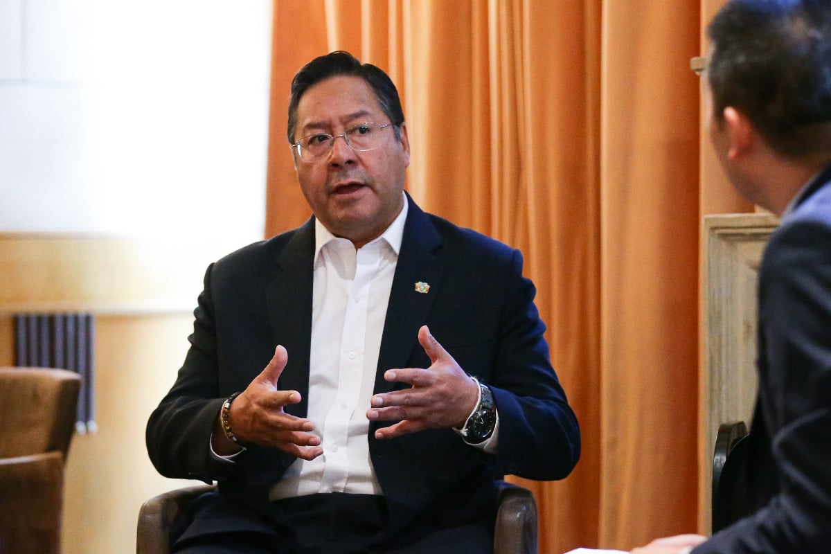 Arce anuncia una batería de medidas para intentar solventar la escasez de combustible en Bolivia