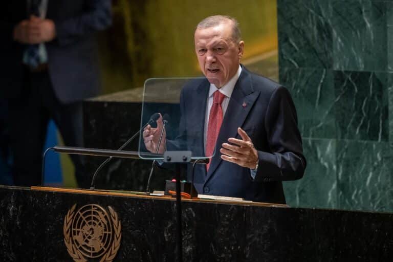 La detención del principal rival político de Erdogan desata el caos en el mercado y hunde la lira turca