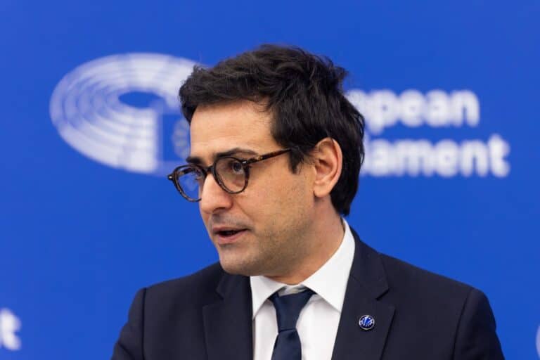 Bruselas reforzará aranceles en abril para recortar en un 15% las importaciones de acero a la UE