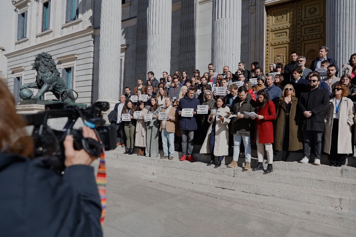 Nueve grupos parlamentarios impulsan un reglamento contra los periodistas independientes