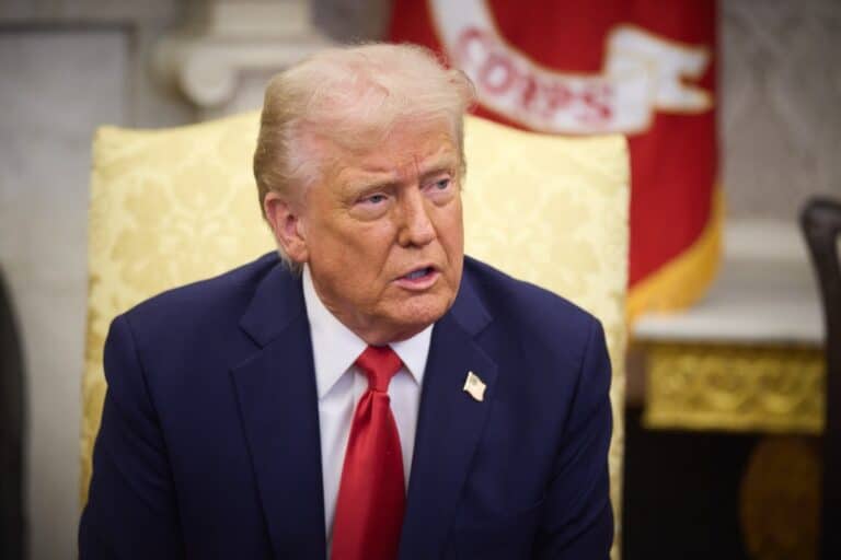Trump aprueba que las banderas estén a media asta en los edificios federales de EEUU por la muerte del Papa: «Era un buen hombre»