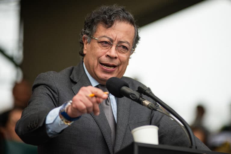 Petro arremete contra el Congreso y pide a los colombianos «rebelarse» para imponer sus reformas de salud y laboral