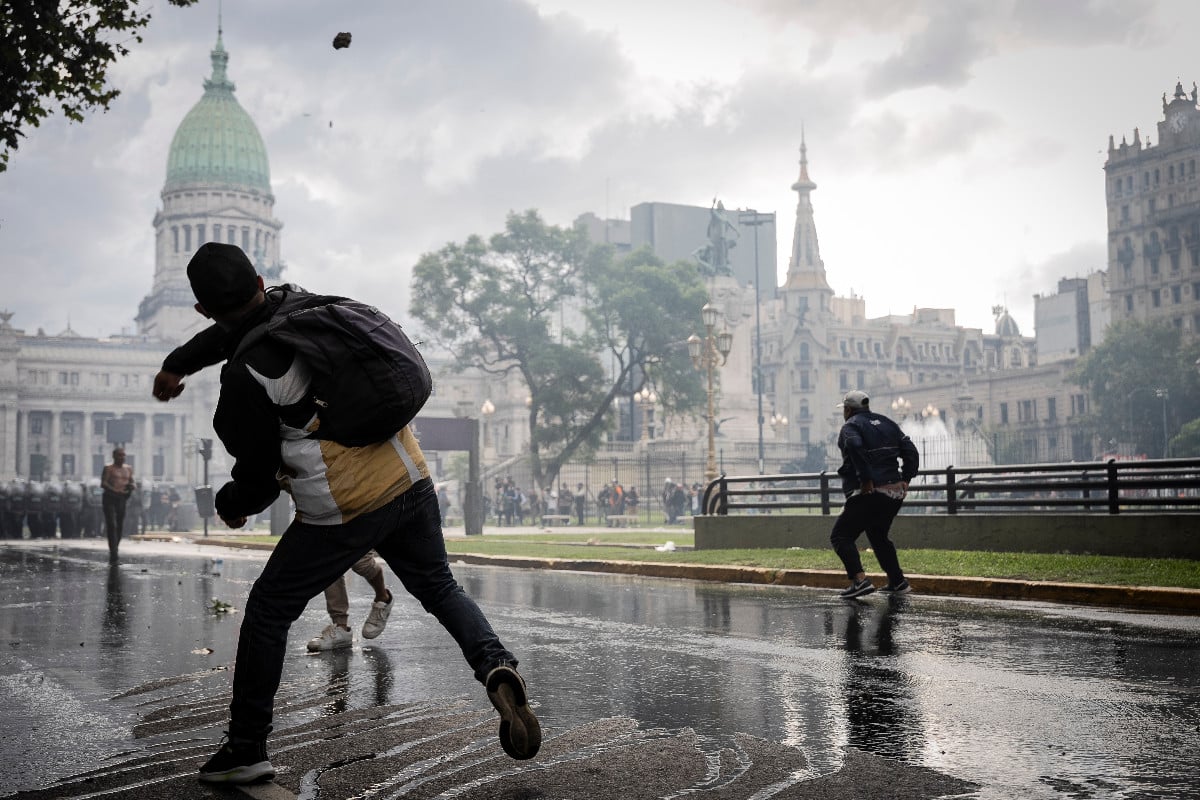 El Gobierno de Argentina presenta una denuncia contra los responsables de los violentos disturbios frente al Congreso