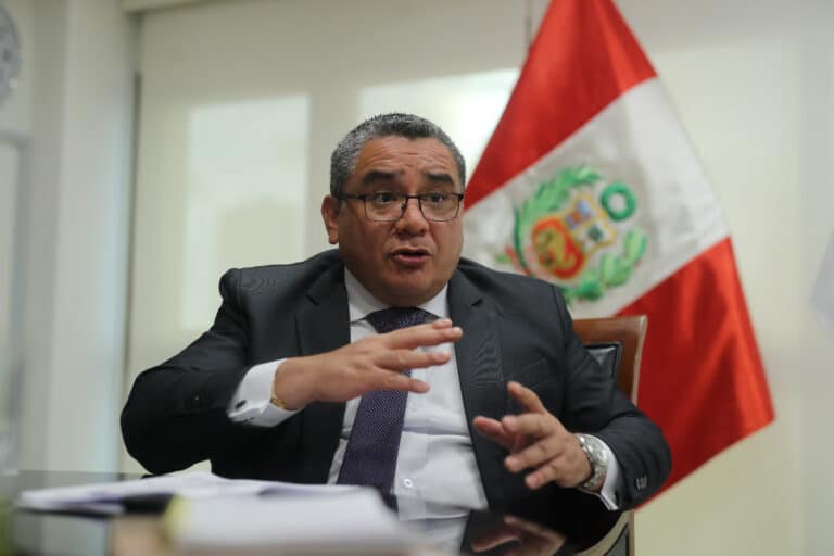 La Fiscalía de Perú registra nuevamente la vivienda del ministro del Interior, señalado por tráfico de influencias