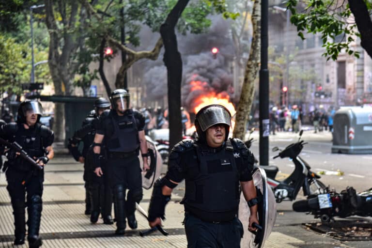 El Gobierno de Milei pide la detención de una treintena de hinchas de fútbol que atacaron el Congreso la semana pasada