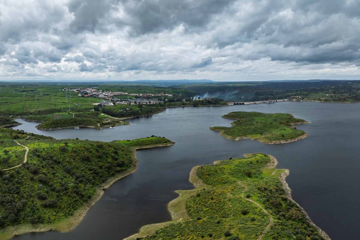 El segundo embalse más grande de España alcanza el 92% de capacidad y mantiene la suelta de agua