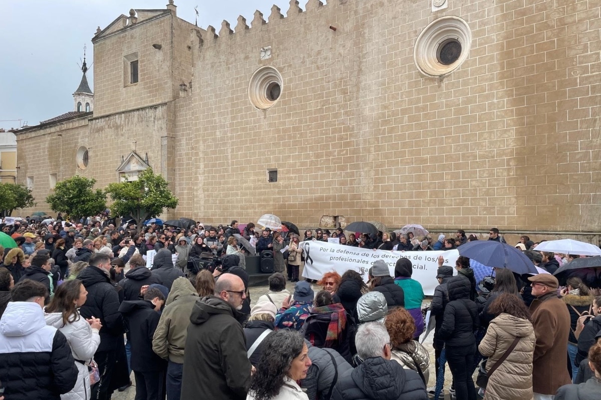 Manifestantes lamentan en Badajoz el asesinato de la educadora y exigen más seguridad para los trabajadores sociales