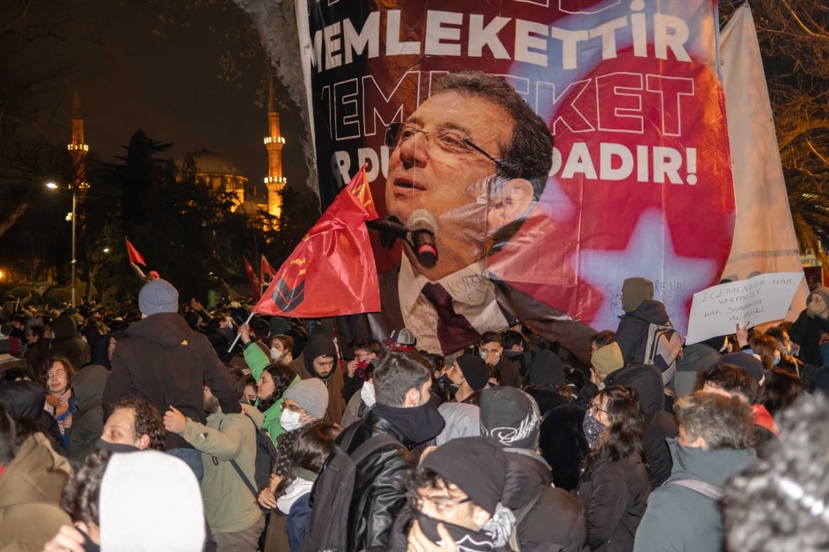 Un tribunal dicta prisión preventiva para el alcalde de Estambul y principal rival de Erdogan