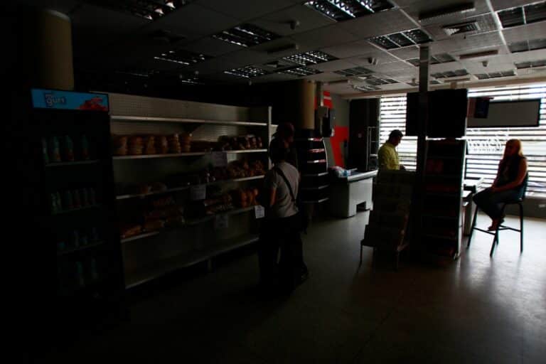 El Gobierno de Venezuela reduce la jornada laboral de organismos públicos debido a la sequía