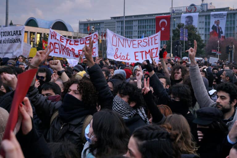 Miles de opositores a Erdogan protestan por sexto día consecutivo en el centro de Estambul