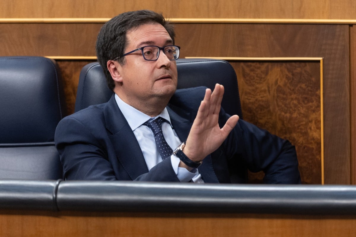 Óscar López voló a Nueva York por 17.000 euros en su debut internacional como ministro